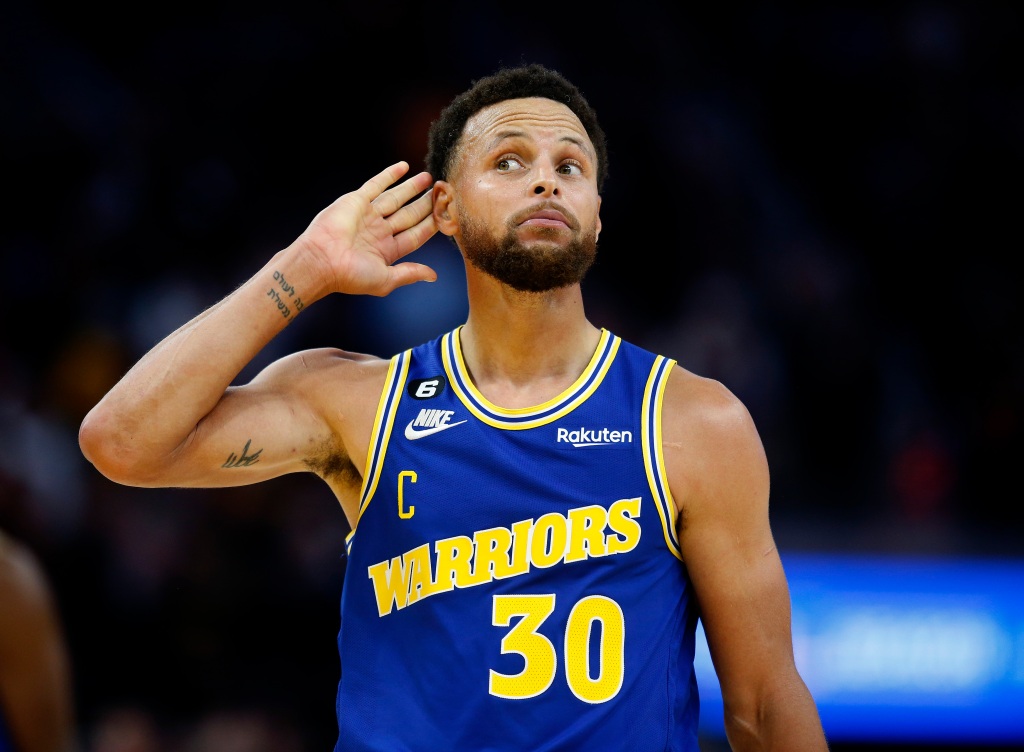 Steph Curry goes nuclear vs. Kings, but carries Warriors' bench