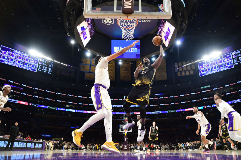 Draymond Green ném rổ trong trận đấu giữa Warriors với Lakers ở Los Angeles vào ngày 5 tháng 3.