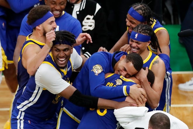 Stephen Curry khóc trong ngày đi vào lịch sử NBA - Bóng rổ