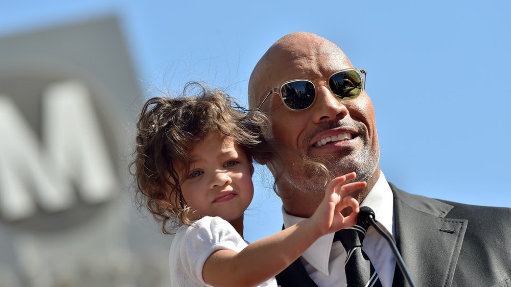 The Rock: The Hollywood giant and the surprised little moments in front of his wife and children - Photo 8.