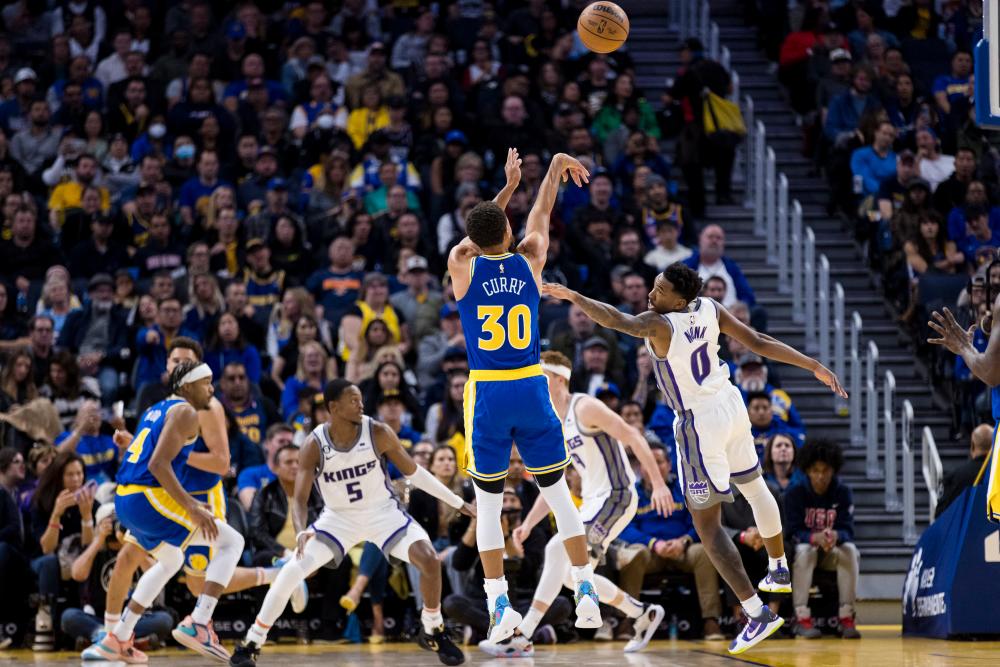Steph Curry scores 47 as Warriors eke out win vs. Kings