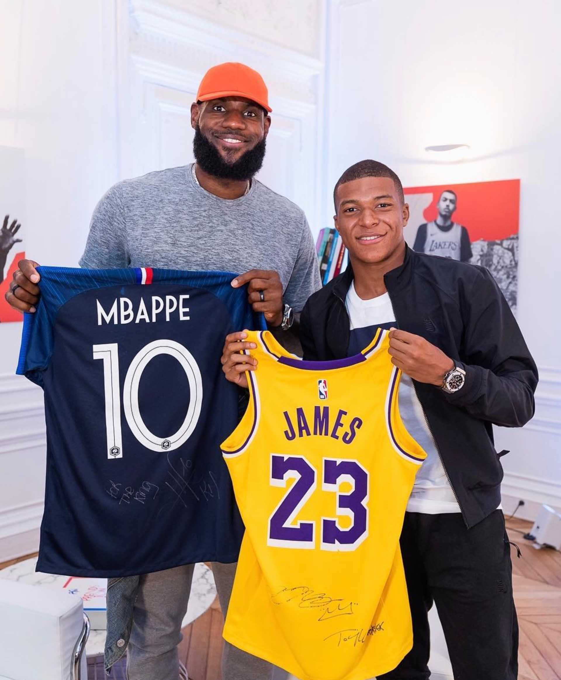 LeBron James đến Paris gặp Kylian Mbappe và Neymar: Hai hoàng tử bóng đá diện kiến nhà vua NBA