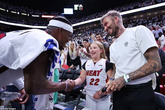 David Beckham và con gái được chào đón khi đi xem bóng rổ - Giải trí