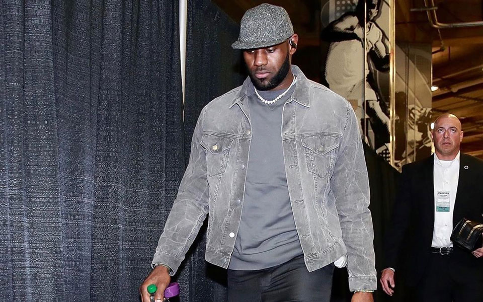 LeBron James’ Pre-Game Outfit Going Viral