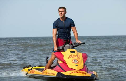 Come and challenge the fire and the sea in Baywatch Beach Rescue Team