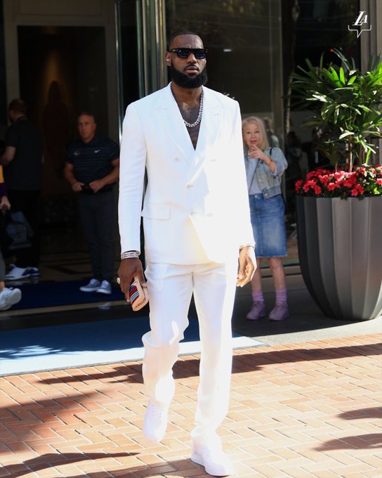 LeBron James’ Pre-Game Outfit Going Viral
